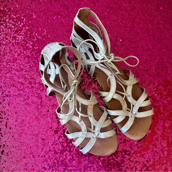 gentle souls Shoes - Gentle Souls by Kenneth Cole Break My Heart 3 Silver Gold Leather Sandal 9.5 EUC